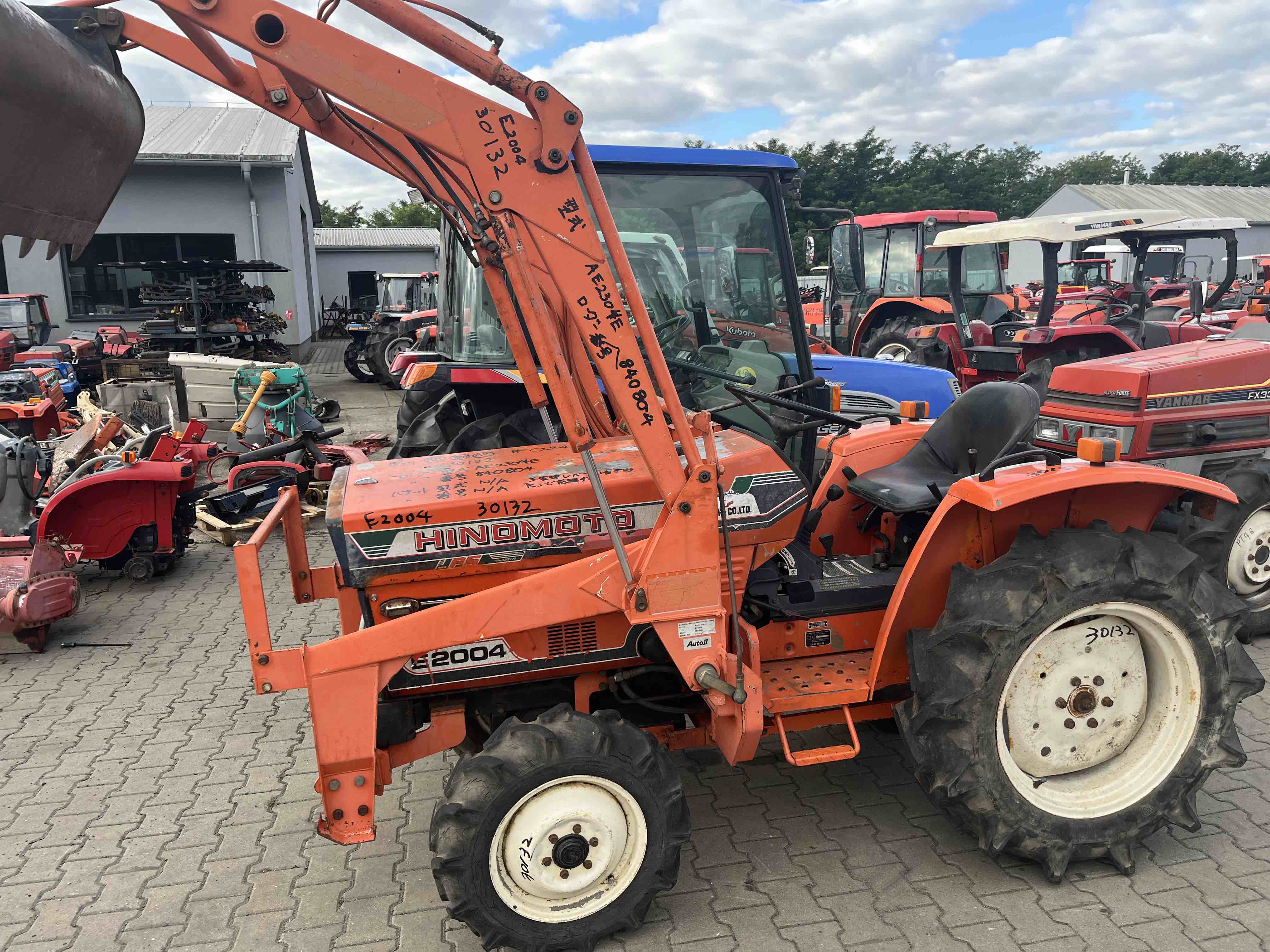 Hinomoto E 2004 D ( č.k. 30132) s originálním čelním nakladačem