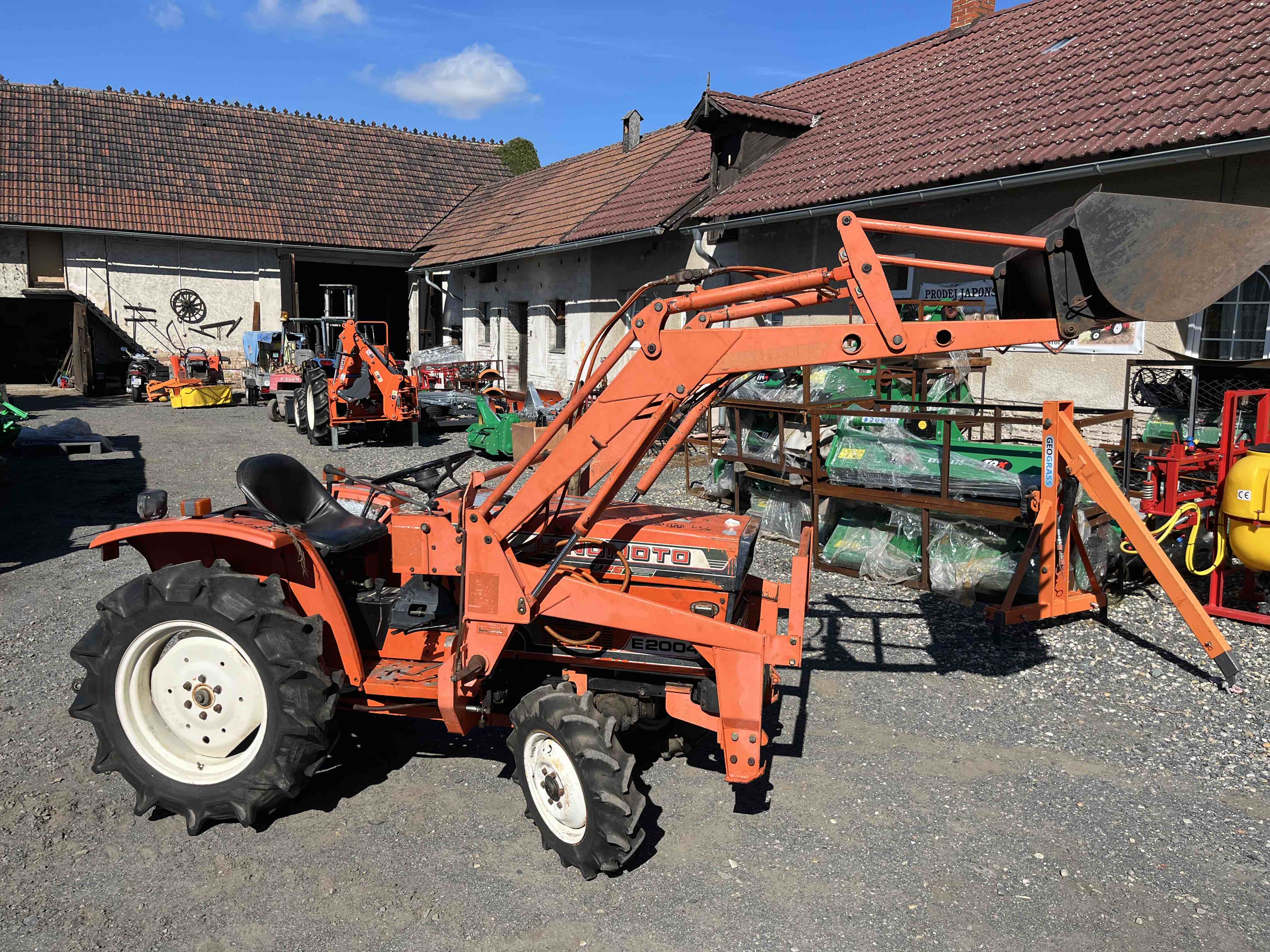 Hinomoto E 2004 D ( č.k. 30132) s originálním čelním nakladačem