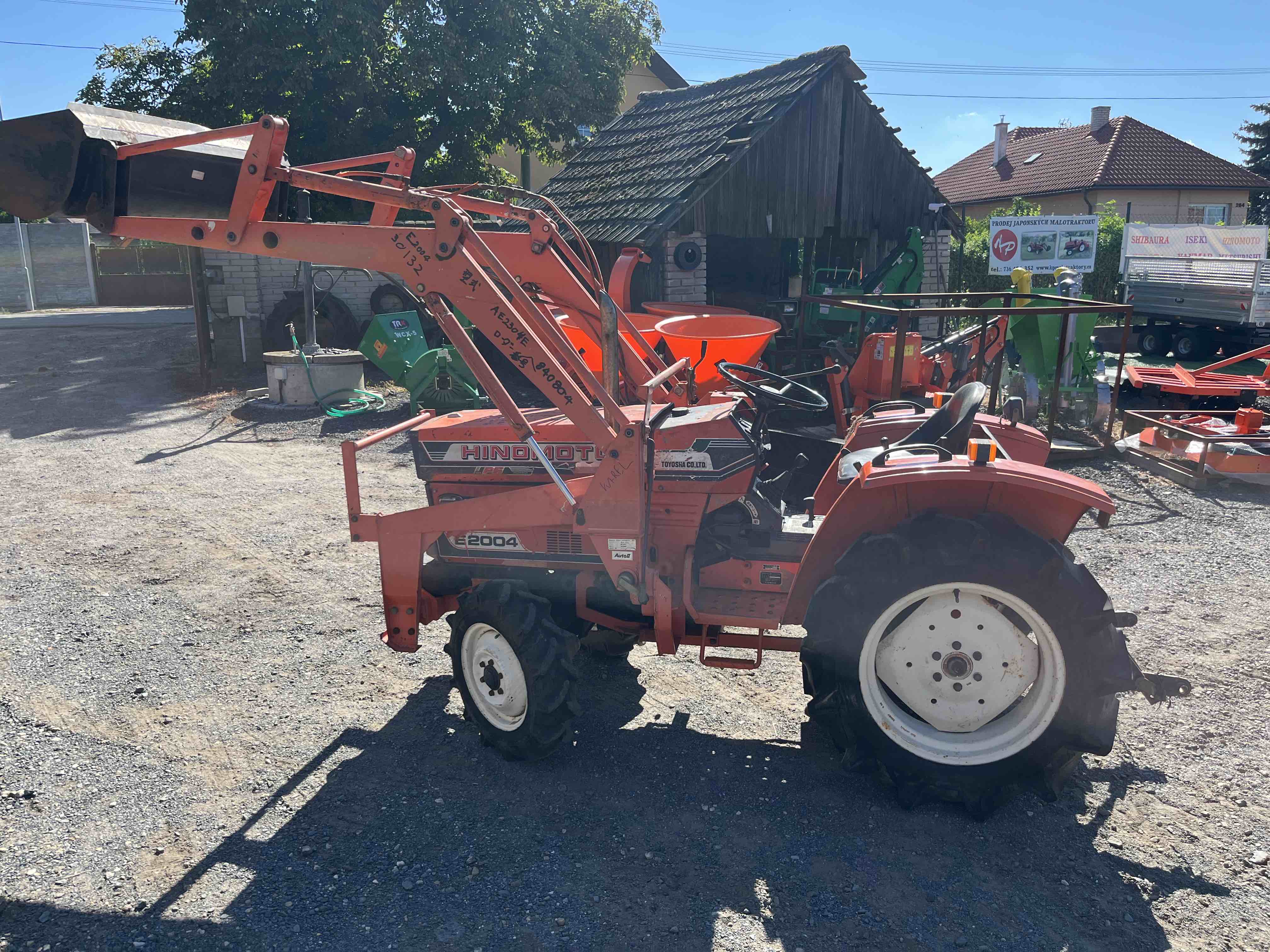 Hinomoto E 2004 D ( č.k. 30132) s originálním čelním nakladačem