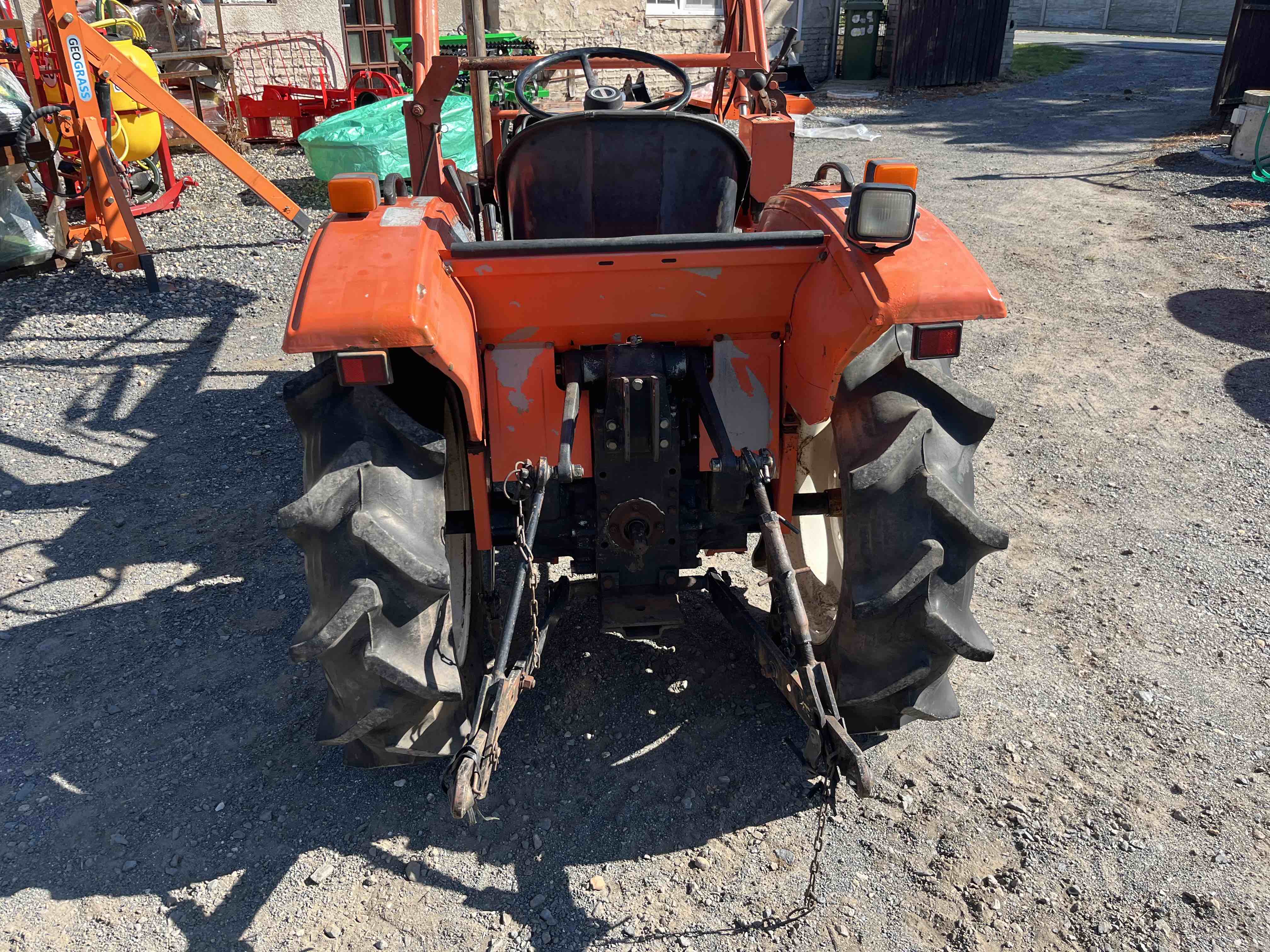 Hinomoto E 2004 D ( č.k. 30132) s originálním čelním nakladačem