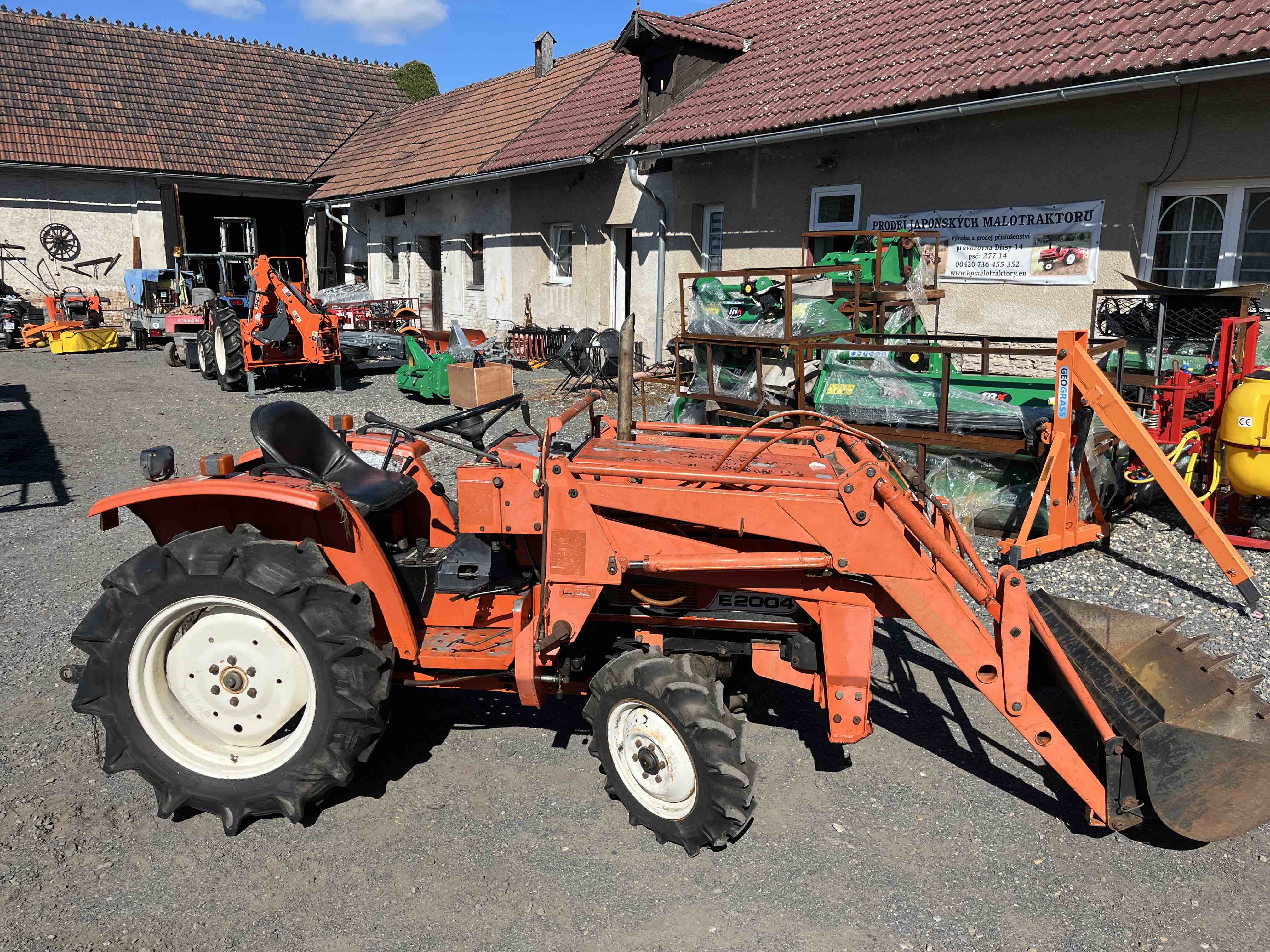 Hinomoto E 2004 D ( č.k. 30132) s originálním čelním nakladačem