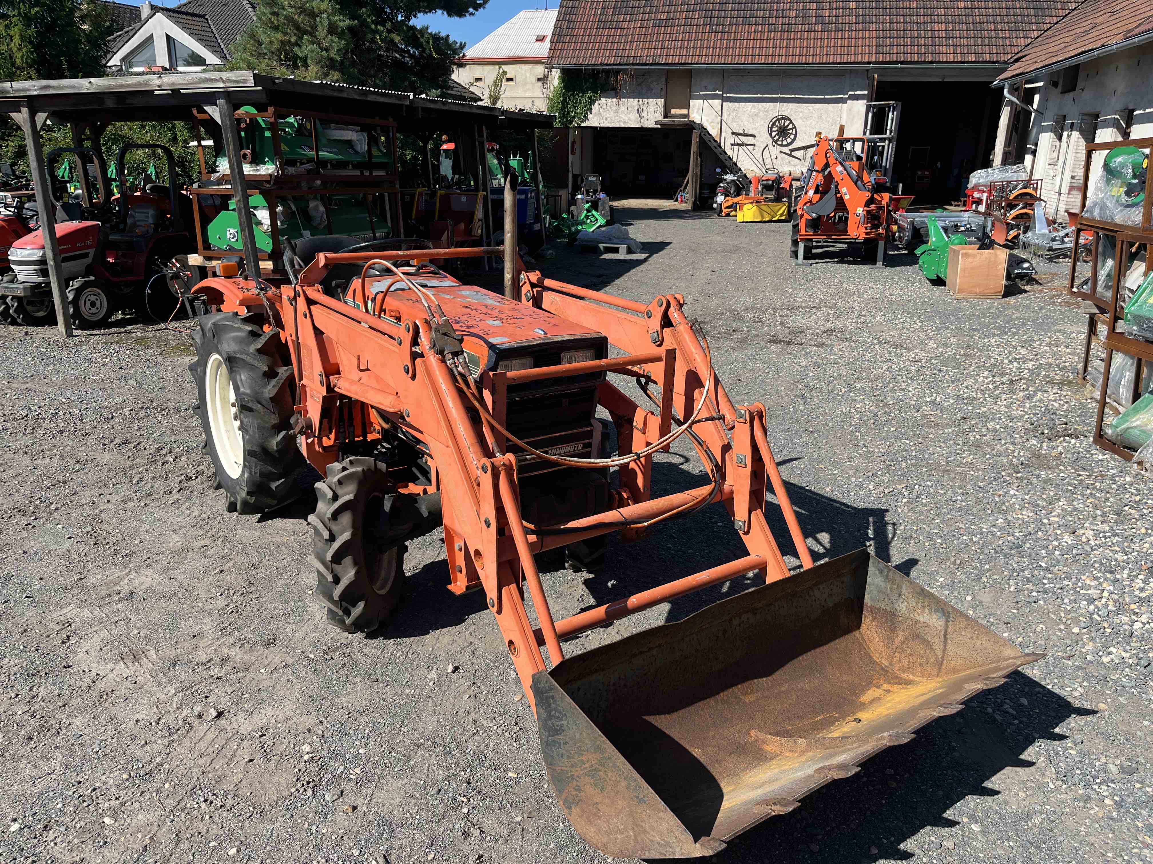 Hinomoto E 2004 D ( č.k. 30132) s originálním čelním nakladačem