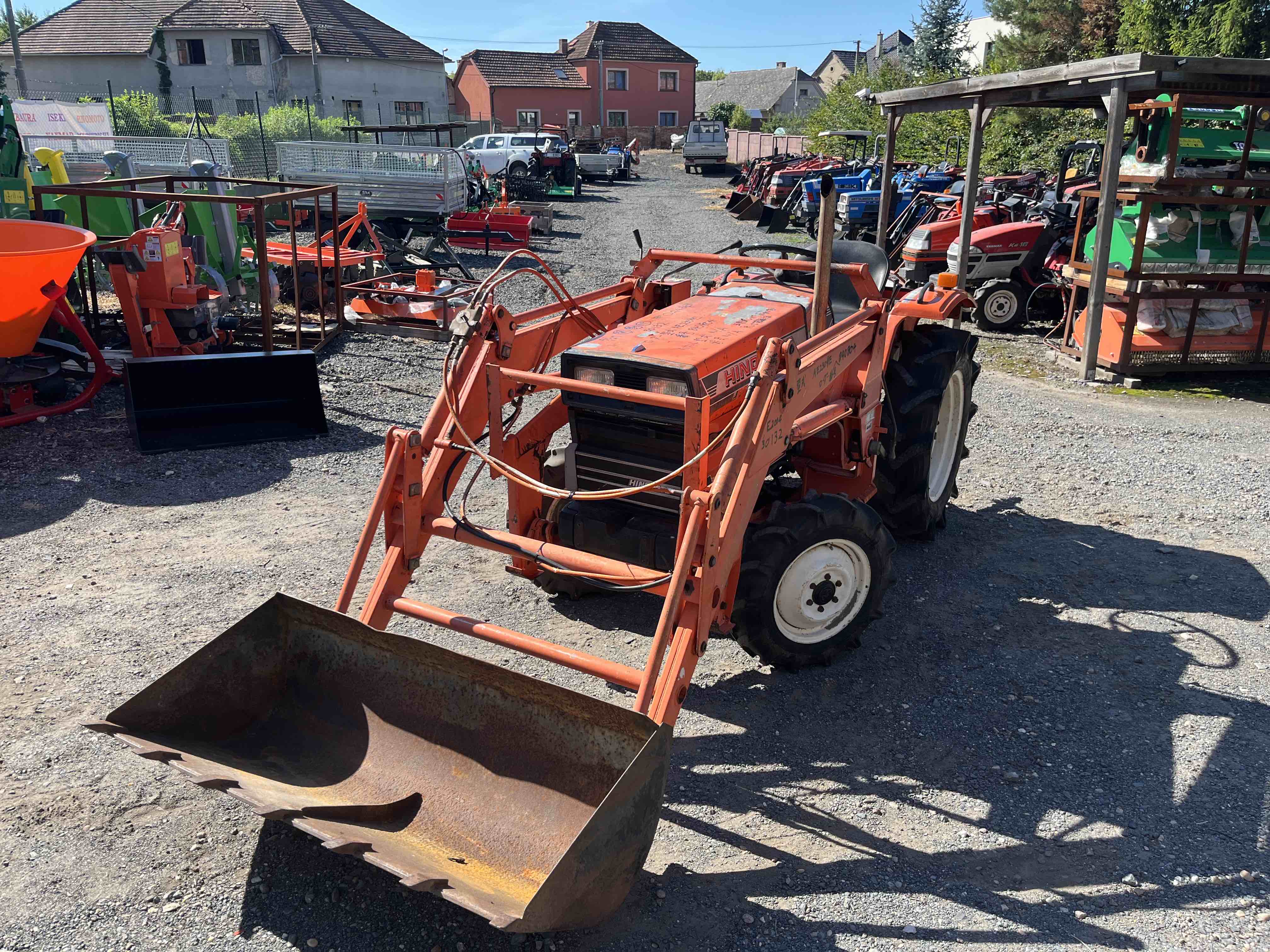 Hinomoto E 2004 D ( č.k. 30132) s originálním čelním nakladačem