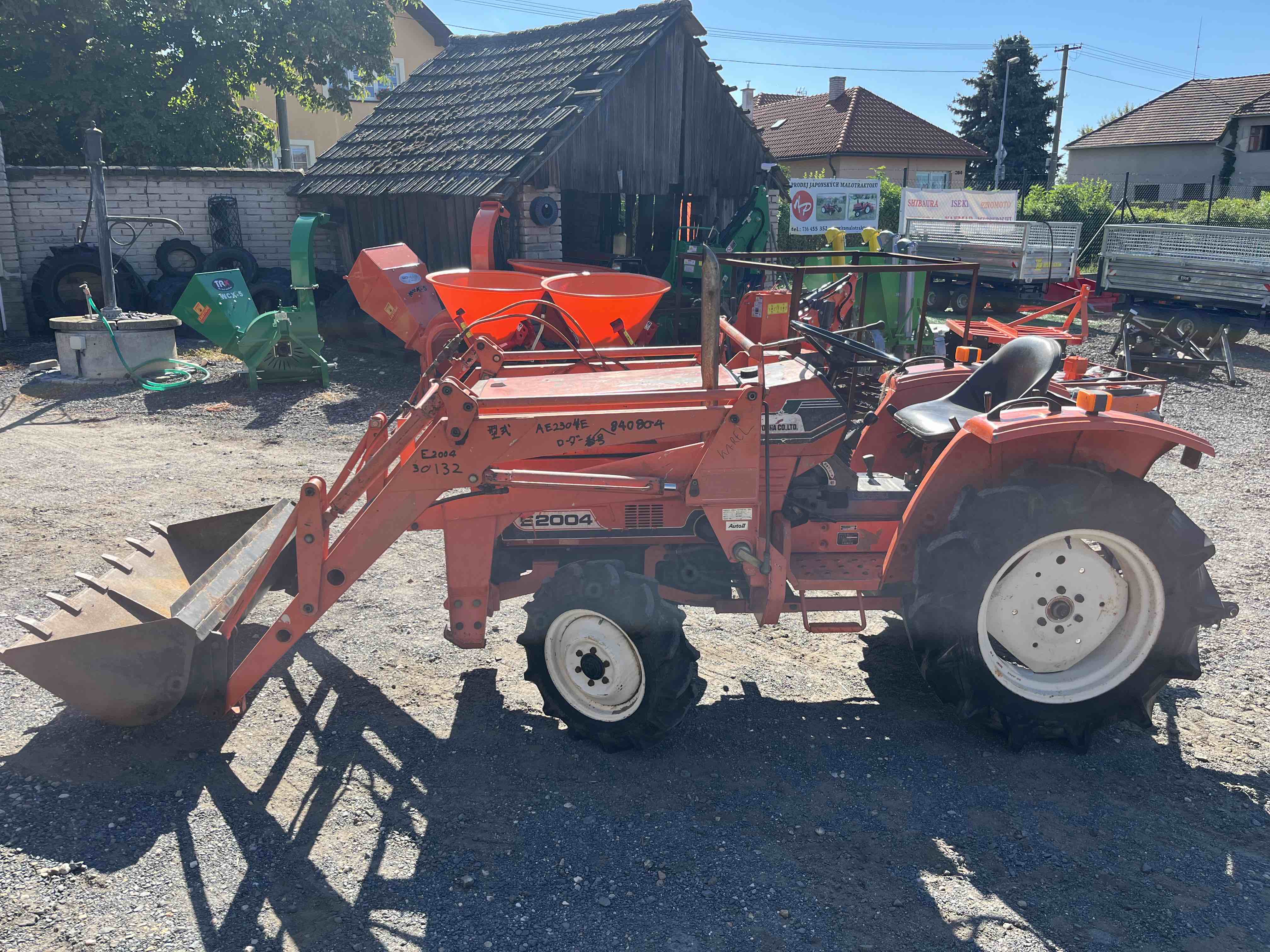 Hinomoto E 2004 D ( č.k. 30132) s originálním čelním nakladačem