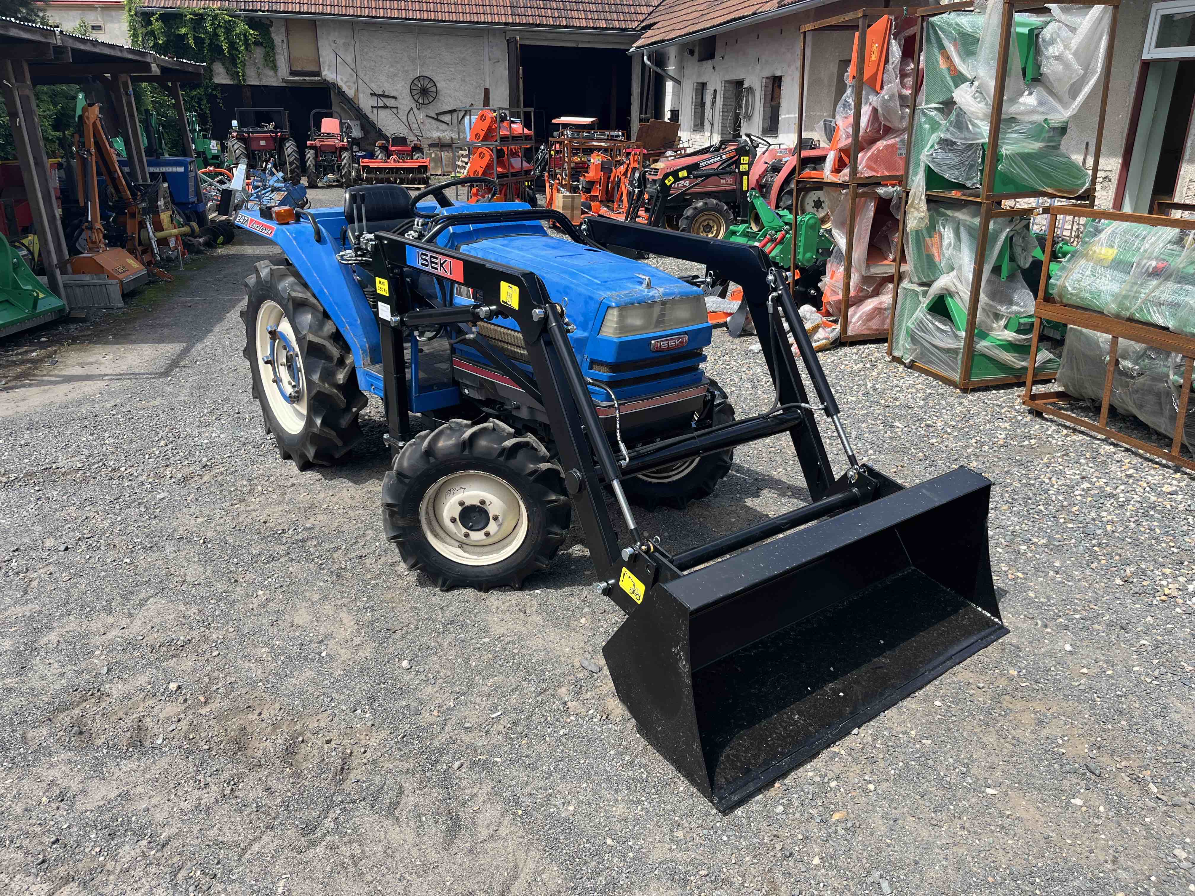 Iseki TA 247 F - Landleader , 4x4 (č.k. 03021) s novým čelním nakladačem KP-002