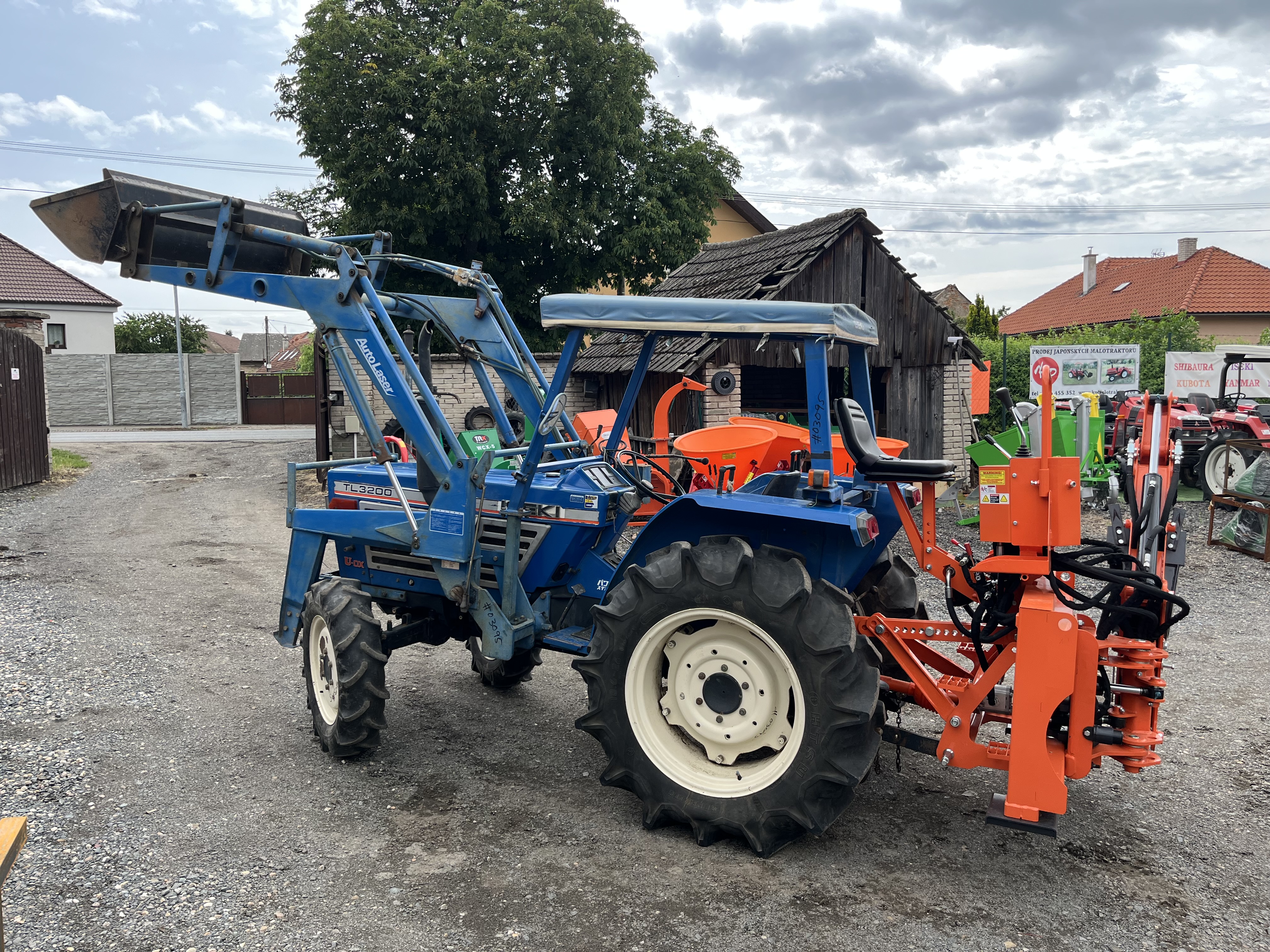 Iseki TL 3200 D , 4x4 (č.k.03095) s originálním čelním nakladačem + podkop model BHSM 175 s hydraulickým posuvem  