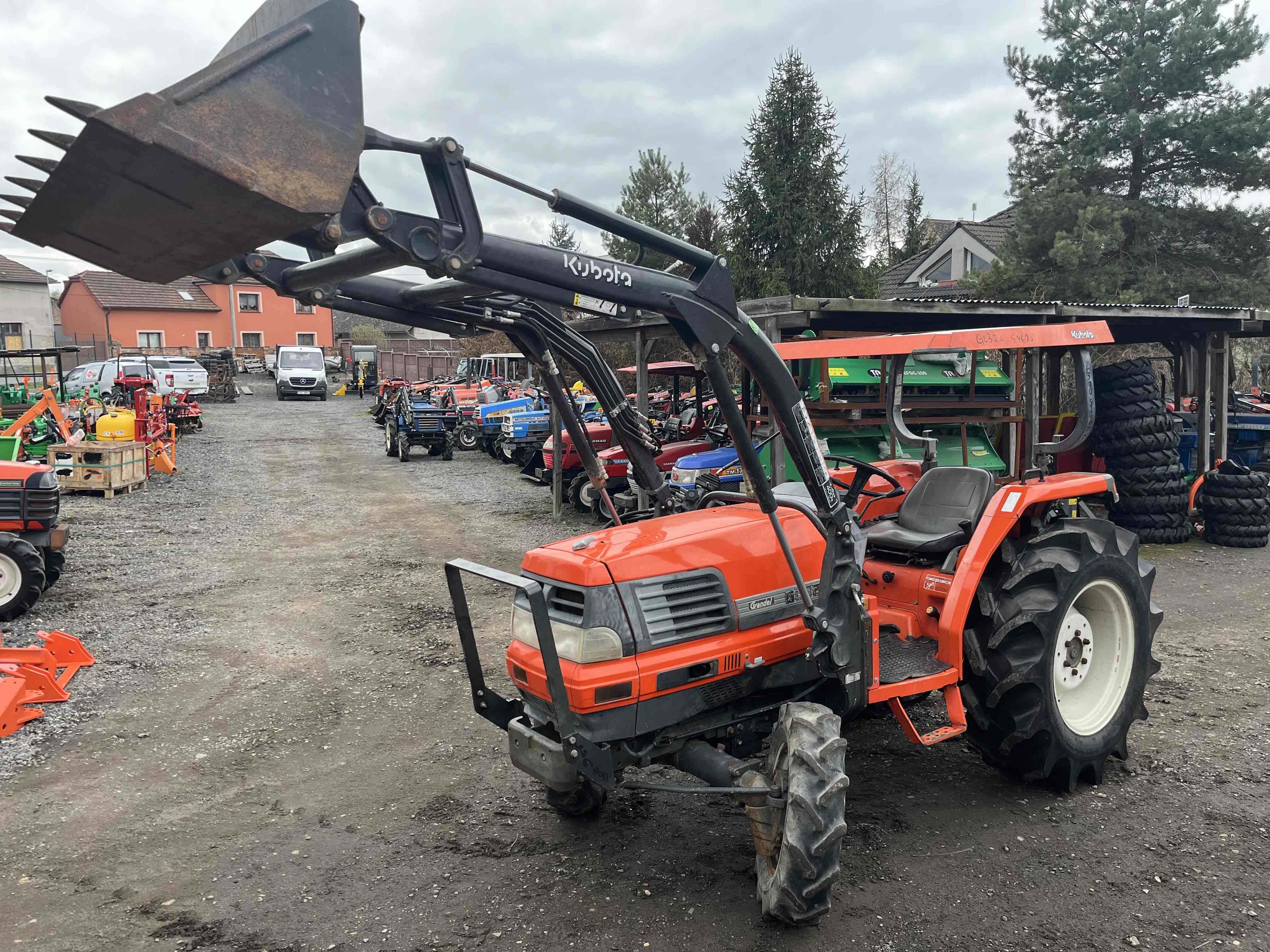 Kubota GL 320 , 4x4 (č.k. 84675) s originálním čelním nakladačem 