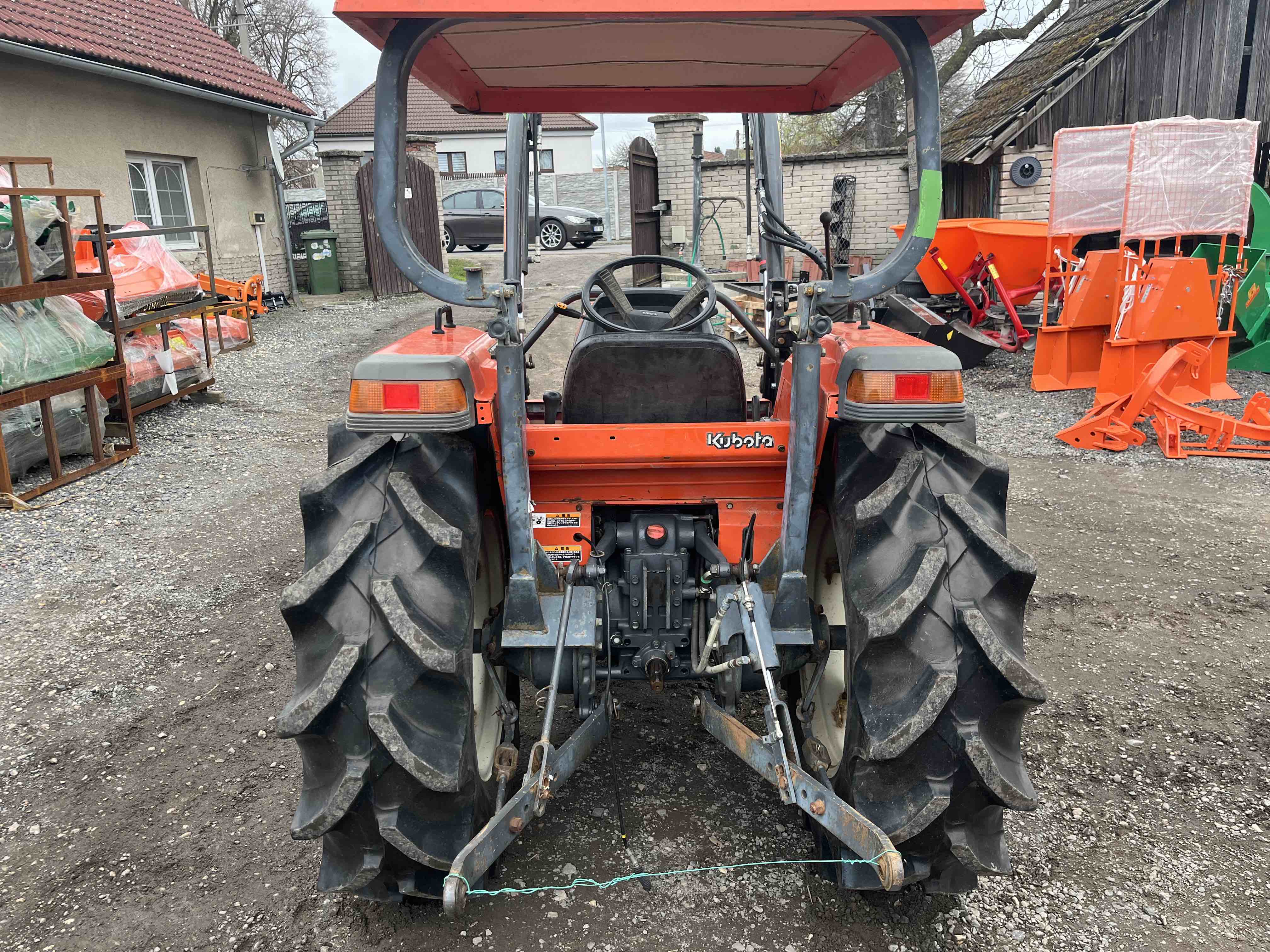 Kubota GL 320 , 4x4 (č.k. 84675) s originálním čelním nakladačem 