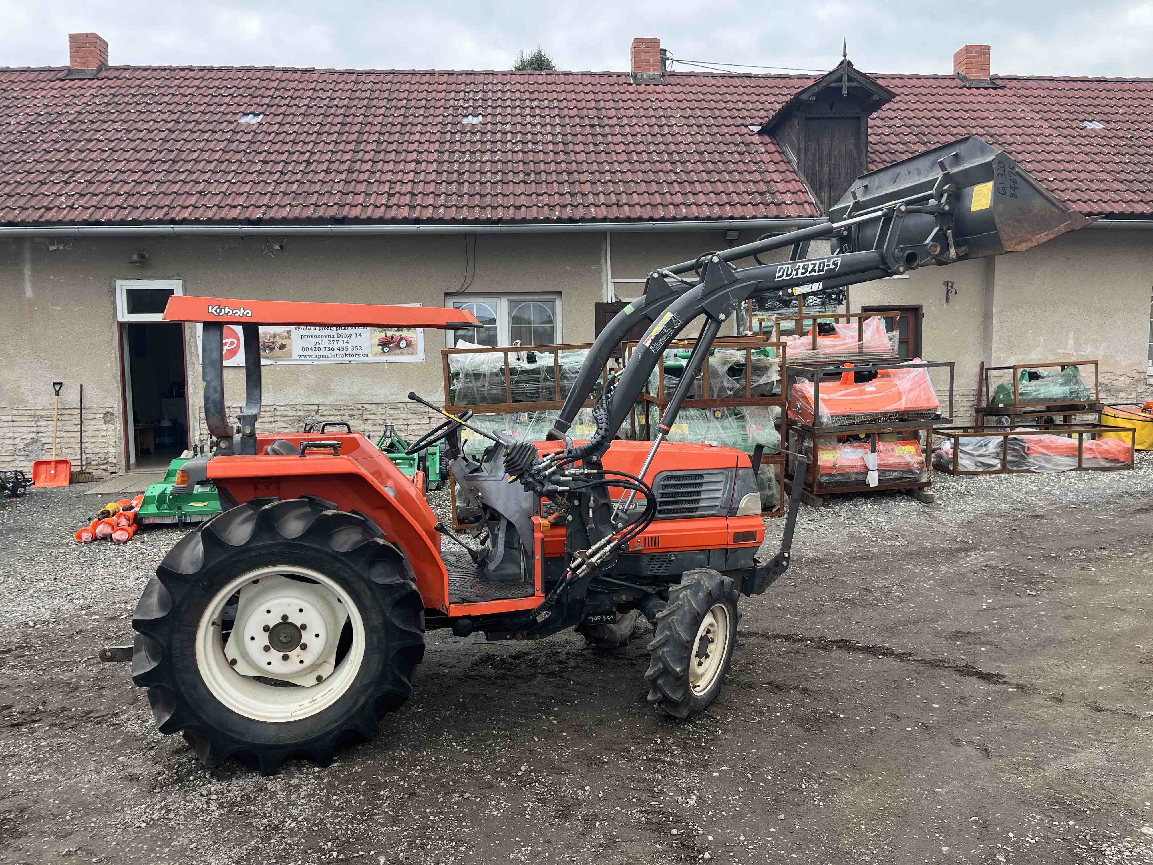 Kubota GL 320 , 4x4 (č.k. 84675) s originálním čelním nakladačem 