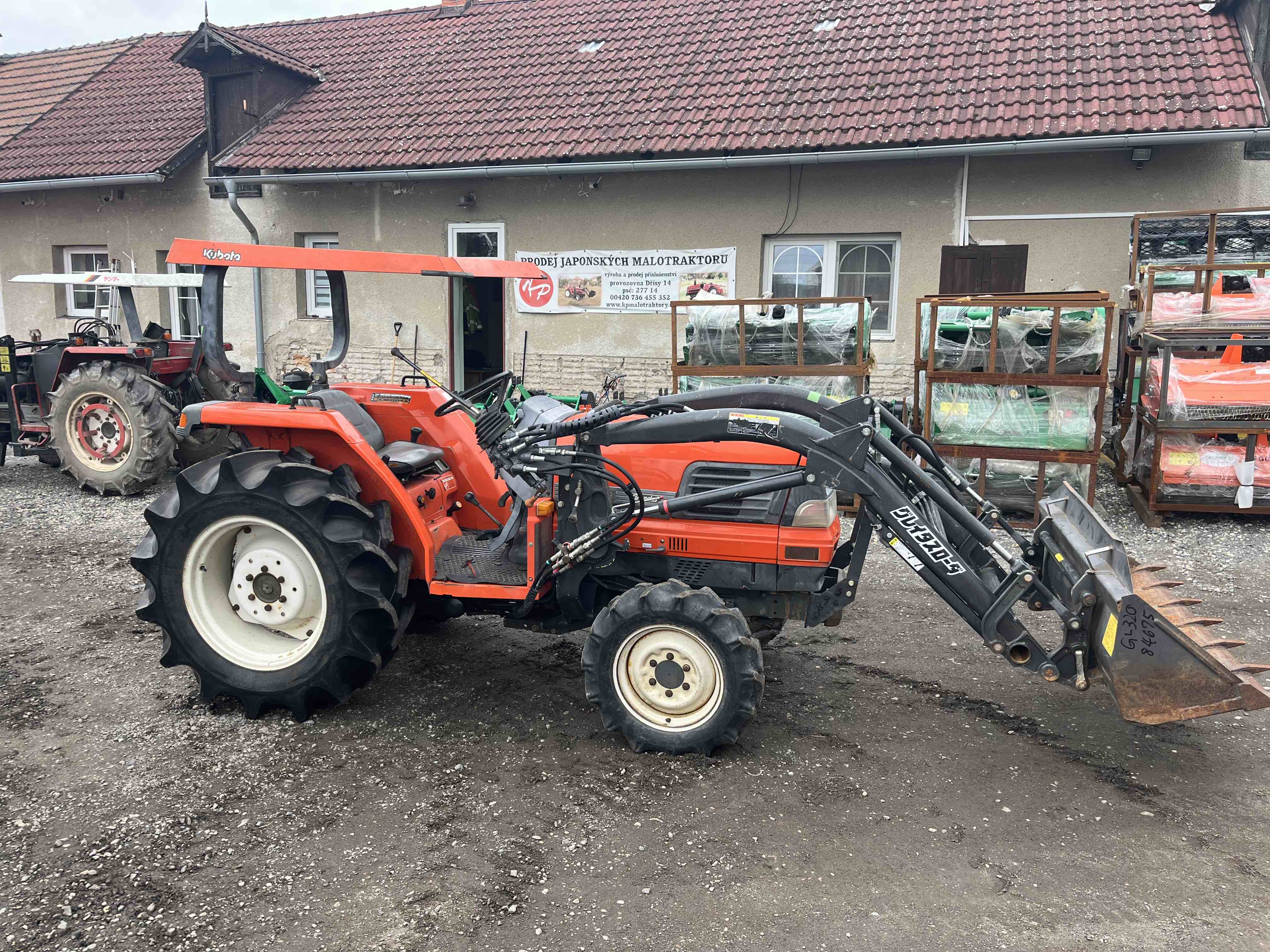 Kubota GL 320 , 4x4 (č.k. 84675) s originálním čelním nakladačem 