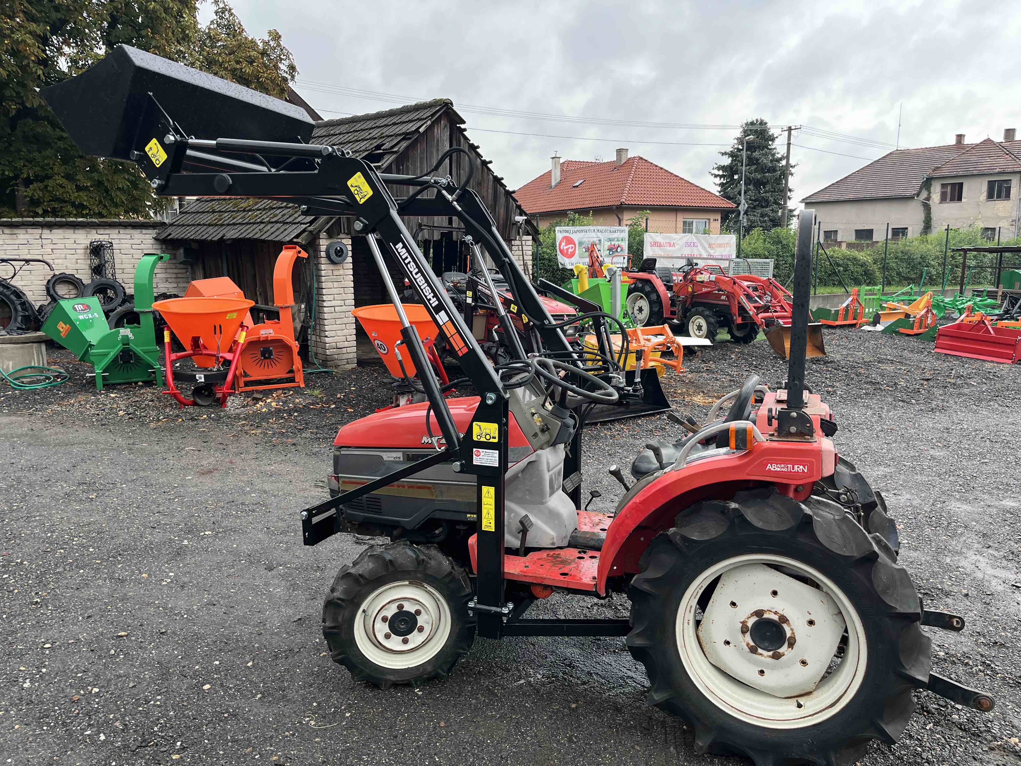 Mitsubishi MT 221 D , 4x4 ( č.k. 70017) s novým čelním nakladačem KP-002