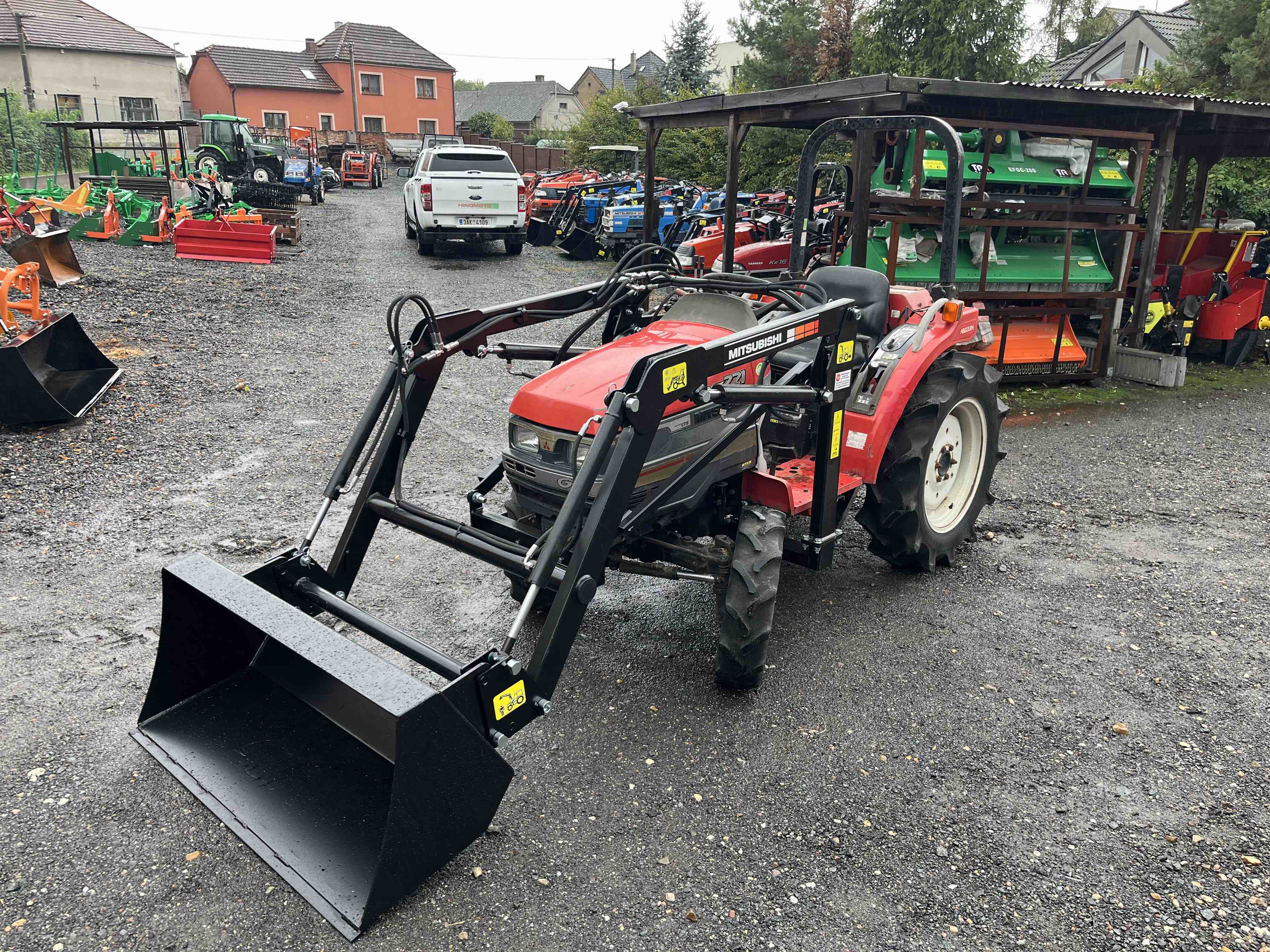 Mitsubishi MT 221 D , 4x4 ( č.k. 70017) s novým čelním nakladačem KP-002