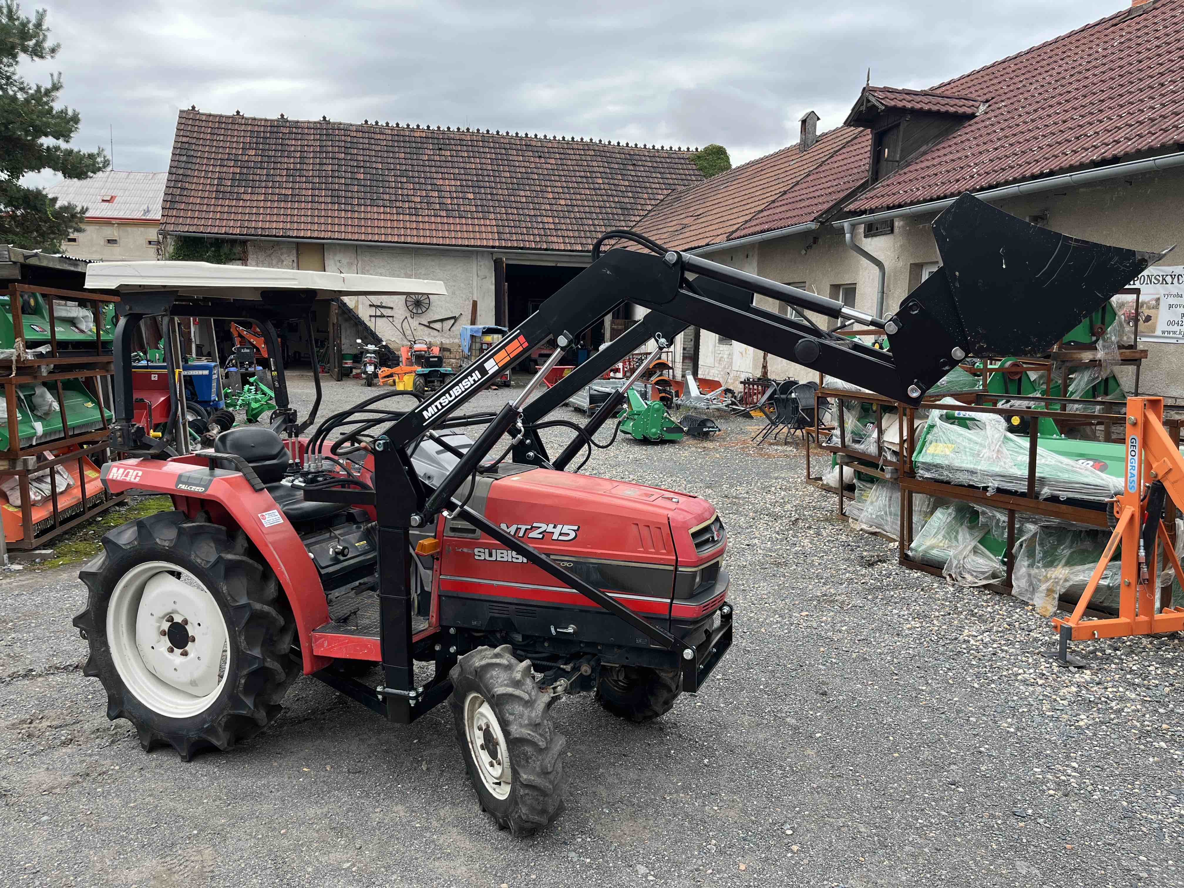 Mitsubishi MT 245 D , 4x4 ( č.k. 50695) s novým čelním nakladačem KP-002