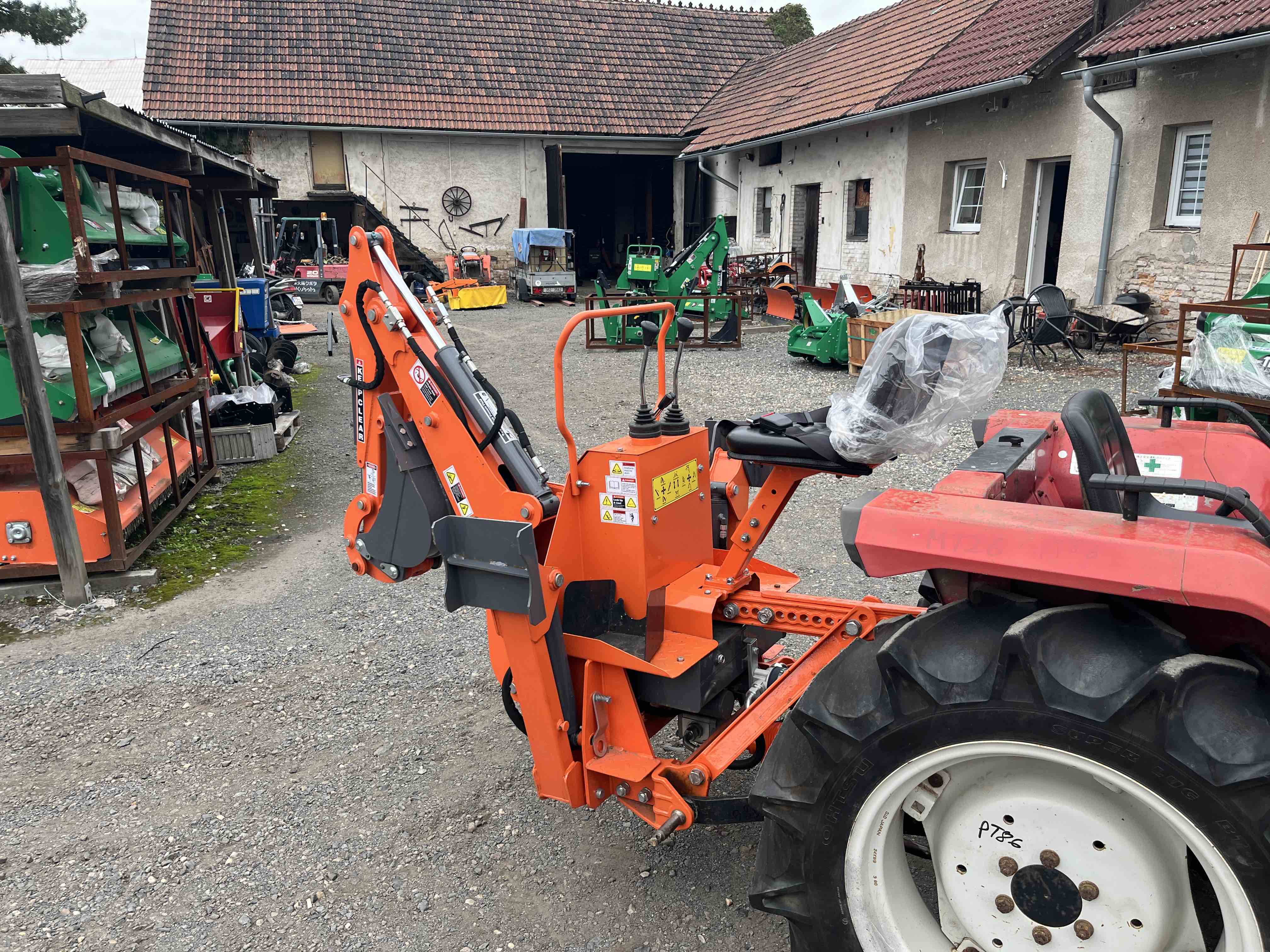 Mitsubishi MT 26 D , 4x4 s originálním čelním nakladačem ( č.k. 53678) + nový podkop BHM 175 